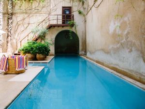 piscine à couloir de nage extérieur maison